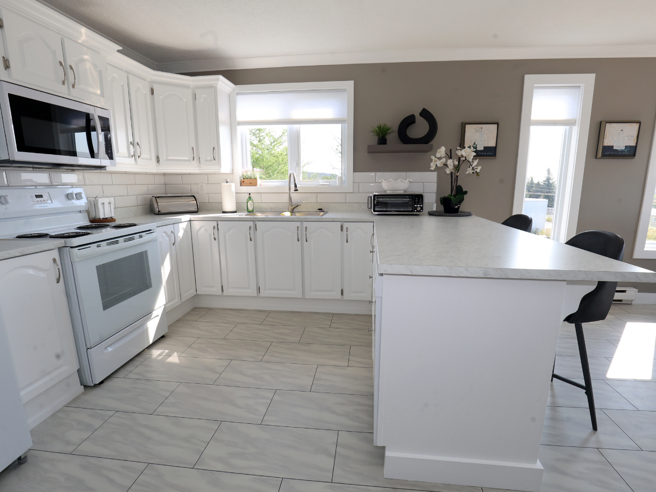 Full Kitchen with all appliances