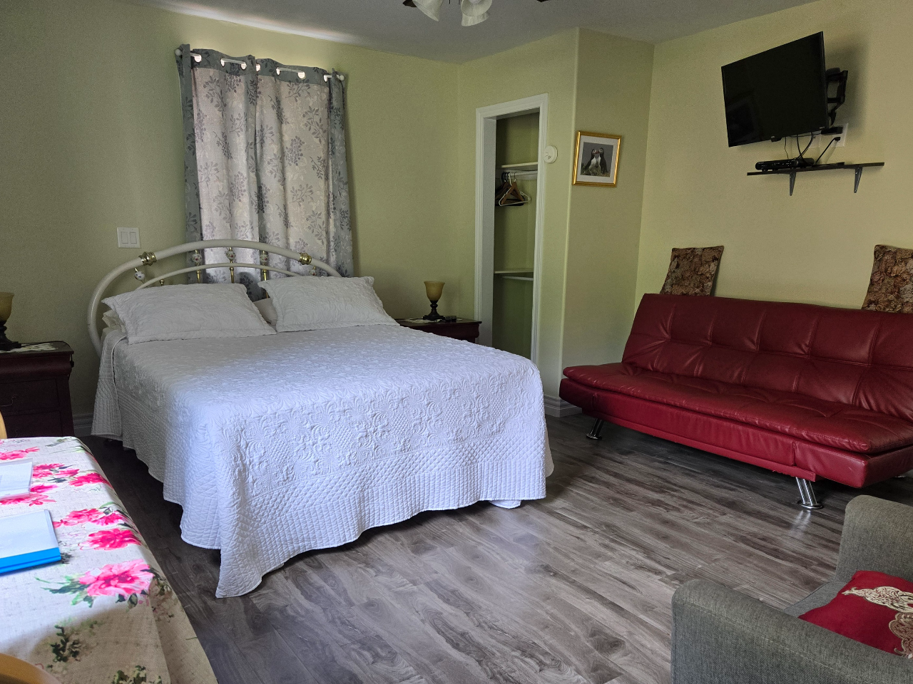 Wheelchair accessible room., with ramp entrance and roll-in shower